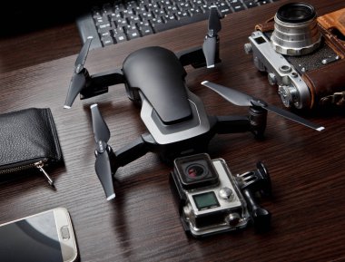 Masanın üzerinde modern araçlar