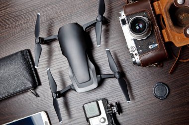 Masanın üzerinde modern araçlar