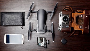 Masanın üzerinde modern araçlar