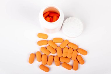 Ayrı şişeli bir grup hap.