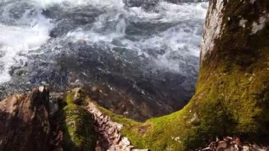 Sesli 4k video dağ nehri