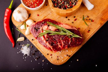 Kesme tahtasındaki baharatlı taze biftek.