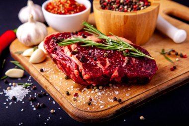 Kesme tahtasındaki baharatlı taze biftek.