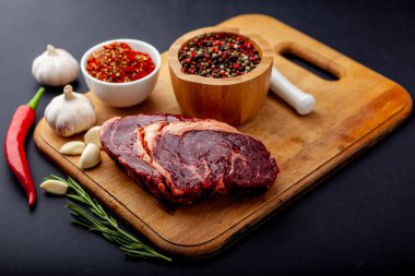 Kesme tahtasındaki baharatlı taze biftek.