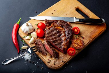 Kesme tahtasında baharatlı taze pirzola bifteği.
