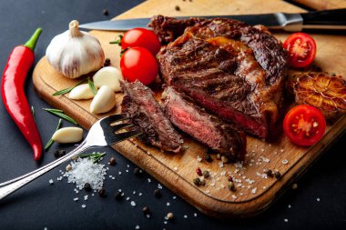 Kesme tahtasında baharatlı taze pirzola bifteği.