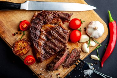 Kesme tahtasında baharatlı taze pirzola bifteği.