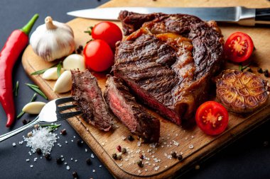 Kesme tahtasında baharatlı taze pirzola bifteği.