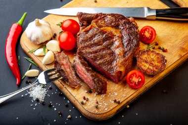 Kesme tahtasında baharatlı taze pirzola bifteği.