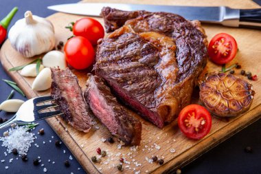 Kesme tahtasında baharatlı taze pirzola bifteği.