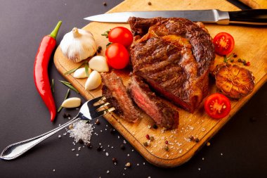 Kesme tahtasında baharatlı taze pirzola bifteği.