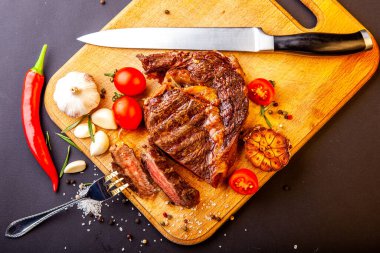 Kesme tahtasında baharatlı taze pirzola bifteği.