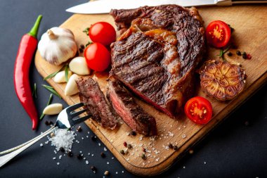 Kesme tahtasında baharatlı taze pirzola bifteği.