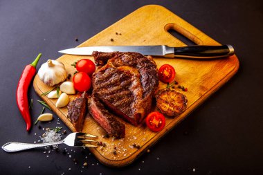 Kesme tahtasında baharatlı taze pirzola bifteği.