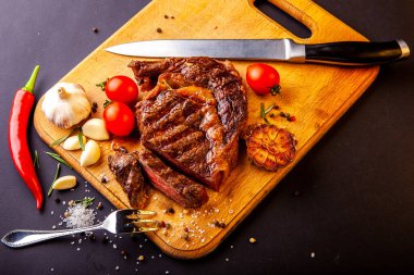 Kesme tahtasında baharatlı taze pirzola bifteği.