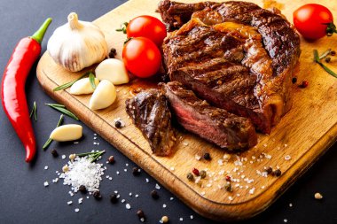 Kesme tahtasında baharatlı taze pirzola bifteği.
