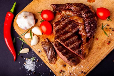 Kesme tahtasında baharatlı taze pirzola bifteği.