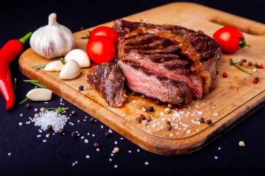 Kesme tahtasında baharatlı taze pirzola bifteği.