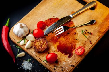 Kalan yemeklerle yenen biftekten sonra boş kesme tahtası.