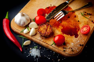 Kalan yemeklerle yenen biftekten sonra boş kesme tahtası.