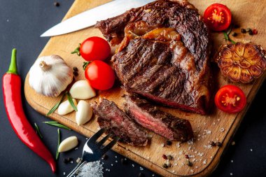 Kesme tahtasında baharatlı taze pirzola bifteği.