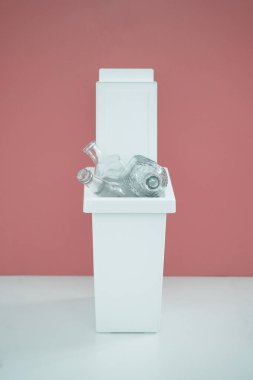 Kırmızı zemin üzerinde cam için geri dönüşümleri sıralamak için beyaz kova ve metin için emty boşluk