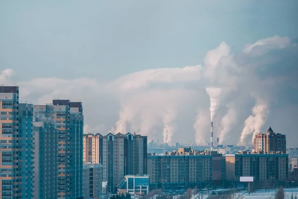 Koncepció Városi Szennyezés Számos Gyár Oroszországban Füst Csövek Hátterében Lakóépületek — Stock Fotó
