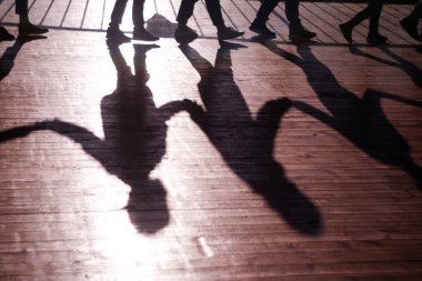 Oyun takım çalışmasıdır. Gölgeler el ele tutuşup takım ruhunu geliştirmek için birbirini takip eder.