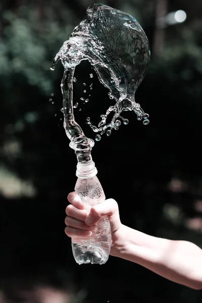 Mão Com Água Potável Derrama Água Condições Crise Água Ambiente — Fotografia de Stock