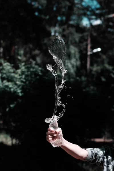 Рука Питьевой Водой Наливает Воду Условия Водного Экологического Кризиса — стоковое фото