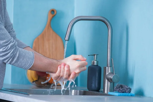 Homem Lava Mãos Antes Comer Closeup Cozinha Fundo Parede Azul — Fotografia de Stock