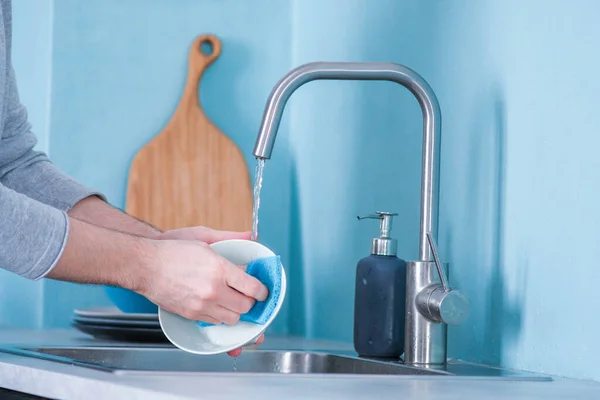 Homem Lava Pratos Cozinha Com Uma Esponja Ecológica Azul Cozinha — Fotografia de Stock