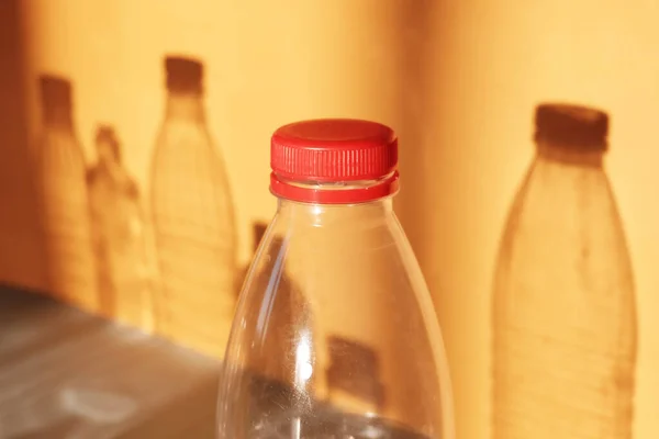 Garrafa Plástico Vazia Transparente Para Reciclagem Ecológica Retroiluminada Por Luz — Fotografia de Stock