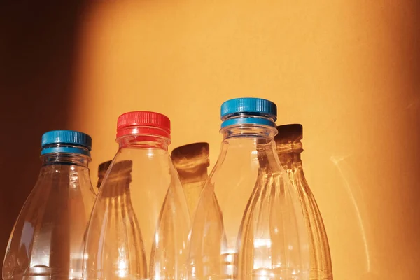 Garrafa Plástico Vazia Transparente Para Reciclagem Ecológica Retroiluminada Por Luz — Fotografia de Stock