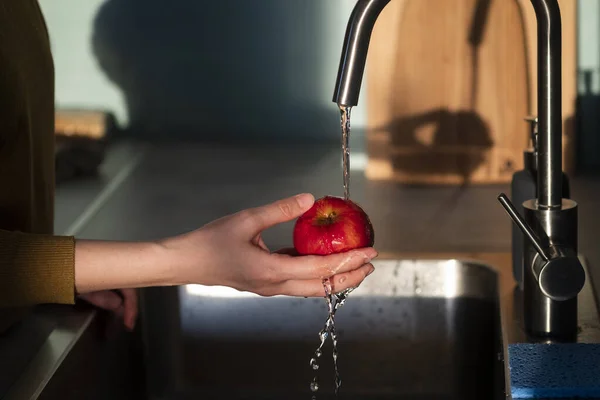 Genç Bir Kadın Mutfakta Kırmızı Elmayı Iyice Yıkarken Renkli Canlı — Stok fotoğraf