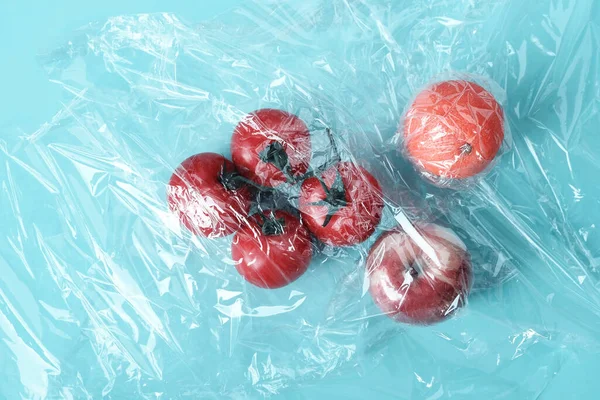 Recycling Und Umweltkonzept Frischer Roter Tomatenapfel Und Orange Plastikverpackung Gemüse Stockfoto