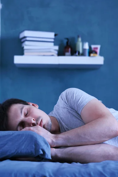 Schöner Mann Schläft Allein Seinem Schlafzimmer Auf Dem Bett Vor lizenzfreie Stockfotos