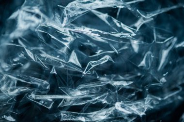 Mavi monokrom soyut politen paket. Plastik yüzeyde soyut yansımalar. satırlar, arkaplan için boş alanı olan gölgeler