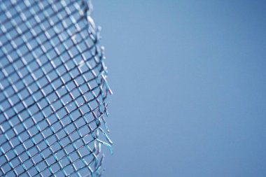 Sancak için mavi monokromu, metin için boş alanı olan soyut metal ağ çiti kapat