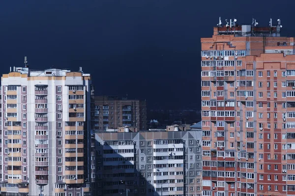 Varias Casas Una Zona Residencial Contra Cielo Oscuro Tormentoso Están — Foto de Stock