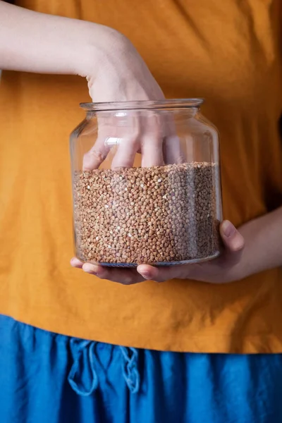 Colore Brillante Foto Orizzontale Come Mani Femminili Tengono Vaso Vetro — Foto Stock