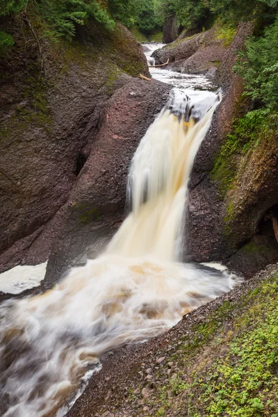 Schlucht fällt - schwarzer Fluss malerische Nebenstraße, Michigan — Stockfoto