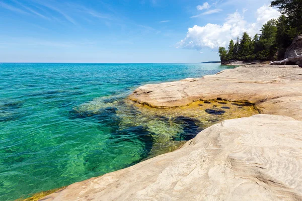 海湾，在照片中的岩石，密歇根州的苏必利尔湖上 — 图库照片