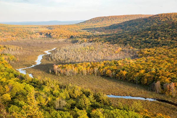 Sazan River Valley adlı üst Michigan kirpi dağlarda