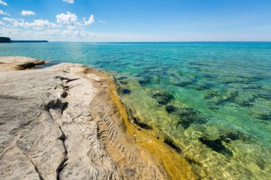 Lake Superior adlı resimde kayalar Ulusal Lakeshore üzerinde koyları