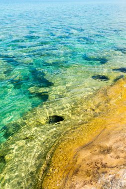 Lake Superior adlı resimde kayalar Ulusal Lakeshore üzerinde koyları