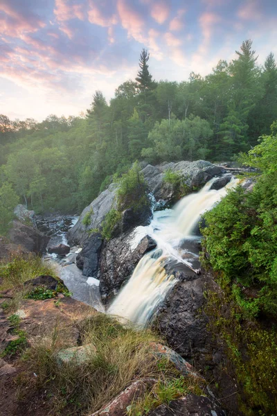 Wschód słońca o gabro Falls, górny półwysep — Zdjęcie stockowe