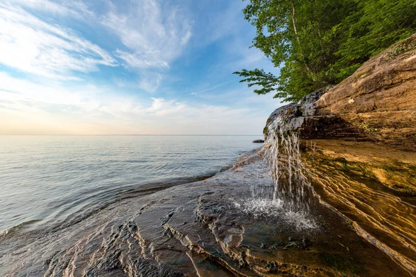 Elliot faller på gruvarbetare Beach - Upper Peninsula Michigan — Stockfoto