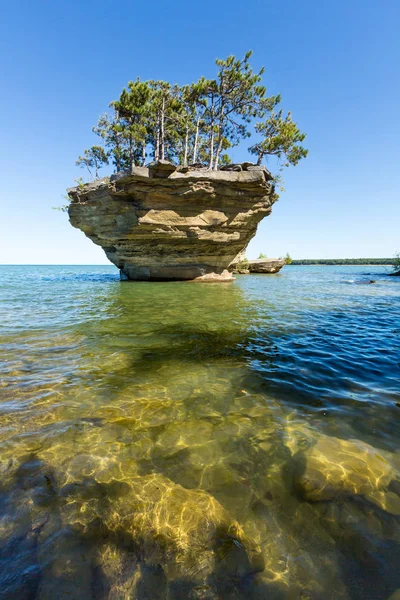 Turnip Rock no Lago Huron - Port Austin, Michigan — Fotografia de Stock