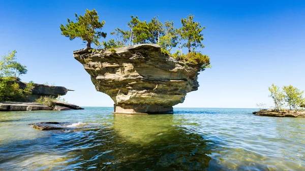 Port Austin Michigan yakınındaki göl Huron'ın şalgam Rock — Stok fotoğraf